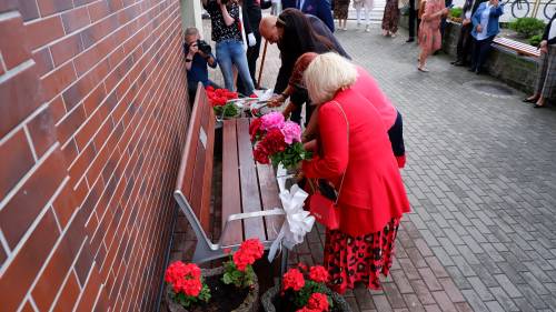 Zdjęcia przedstawia uroczystość odsłonięcia ławeczki upamiętniającej Stanisława Buckiego, który był pedagogiem i działaczem samorządowym w Pruszczu Gdańskim.